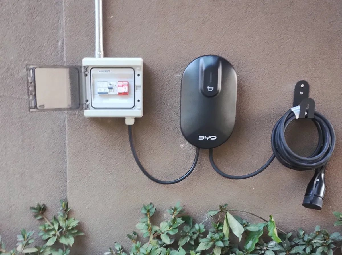 Wallbox BYD instalado pela JHC, com quadro de proteção com DR e DPS